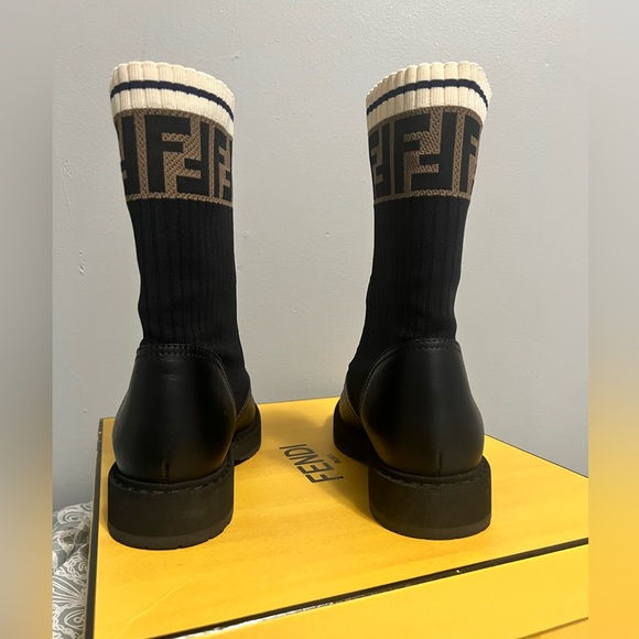 Rockoko
Black leather biker boots with stretch fabric - Picture 2 of 4